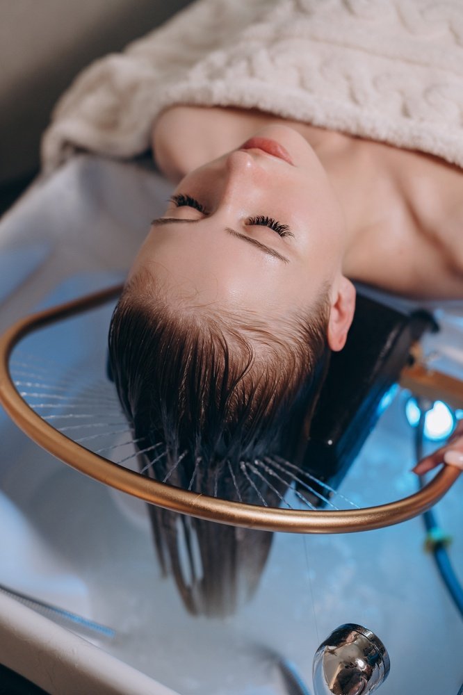 Young,Woman,Receiving,A,Head,Massage,During,A,Japanese,Head
